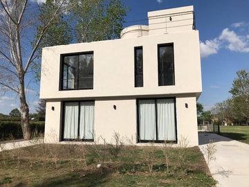 Casa 4 dormitorios a estrenar en venta Fisherton Country Los Pasos 1 barrio privado Pileta