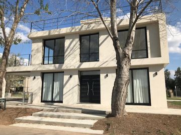 Casa 4 dormitorios a estrenar en venta Fisherton Country Los Pasos 1 barrio privado Pileta
