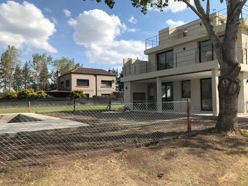 Casa 4 dormitorios a estrenar en venta Fisherton Country Los Pasos 1 barrio privado Pileta