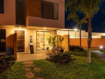 CASA EN VENTA AL SUR DE CUERNAVACA 30,600 M2 DE AMENIDADES, VIGILANCIA, JARDIN, ALBERCA Y 2 TERRAZAS