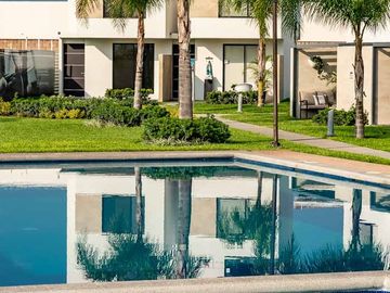 CASA EN VENTA AL SUR DE CUERNAVACA 30,600 M2 DE AMENIDADES, VIGILANCIA, JARDIN, ALBERCA Y 2 TERRAZAS