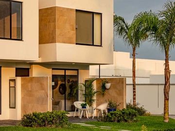 CASA EN VENTA AL SUR DE CUERNAVACA 30,600 M2 DE AMENIDADES, VIGILANCIA, JARDIN, ALBERCA Y 2 TERRAZAS