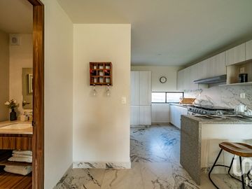 CASA EN VENTA AL SUR DE CUERNAVACA 30,600 M2 DE AMENIDADES, VIGILANCIA, JARDIN, ALBERCA Y 2 TERRAZAS