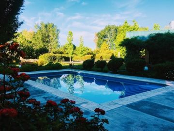 ESPECTACULAR PROPIEDAD CON CENTRO DE EQUITACIÃN, CASA QUINTA, PISCINA Y QUINCHO.