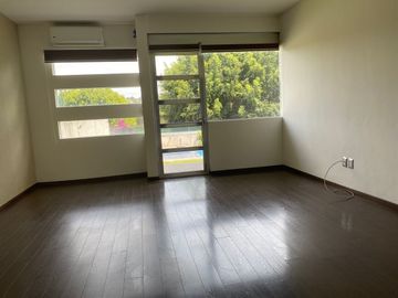 CASA EN VENTA EN CUMBRES DEL LAGO CON ALBERCA Y AMPLIO JARDIN