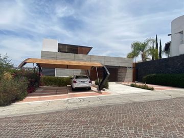 CASA EN VENTA EN CUMBRES DEL LAGO CON ALBERCA Y AMPLIO JARDIN