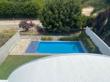 CASA EN VENTA EN CUMBRES DEL LAGO CON ALBERCA Y AMPLIO JARDIN