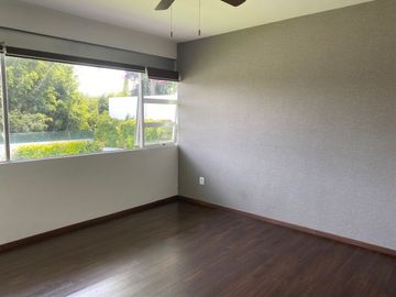 CASA EN VENTA EN CUMBRES DEL LAGO CON ALBERCA Y AMPLIO JARDIN