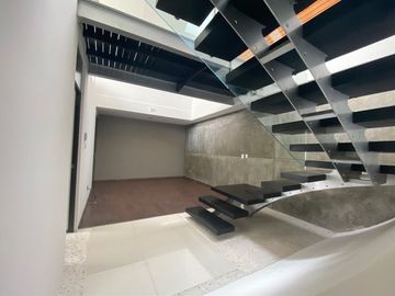 CASA EN VENTA EN CUMBRES DEL LAGO CON ALBERCA Y AMPLIO JARDIN