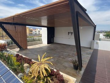 CASA EN VENTA EN CUMBRES DEL LAGO CON ALBERCA Y AMPLIO JARDIN