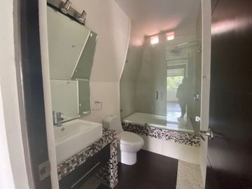 CASA EN VENTA EN CUMBRES DEL LAGO CON ALBERCA Y AMPLIO JARDIN