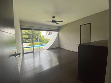 CASA EN VENTA EN CUMBRES DEL LAGO CON ALBERCA Y AMPLIO JARDIN
