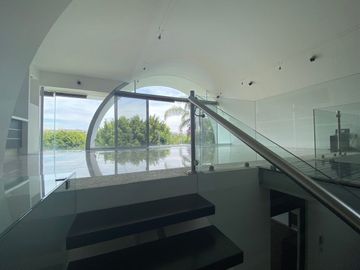 CASA EN VENTA EN CUMBRES DEL LAGO CON ALBERCA Y AMPLIO JARDIN