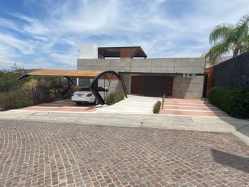 CASA EN VENTA EN CUMBRES DEL LAGO CON ALBERCA Y AMPLIO JARDIN