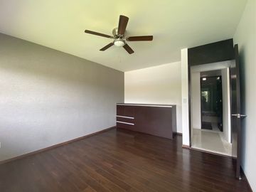 CASA EN VENTA EN CUMBRES DEL LAGO CON ALBERCA Y AMPLIO JARDIN