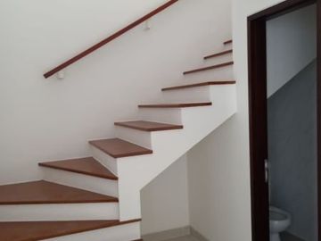 Dijual Rumah 2 lantai di Graha Natura, Surabaya