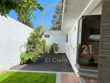 Casa Residencial en Venta en Fraccionamiento Cipreses de Zavaleta, Puebla