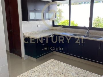 Casa Residencial en Venta en Fraccionamiento Cipreses de Zavaleta, Puebla