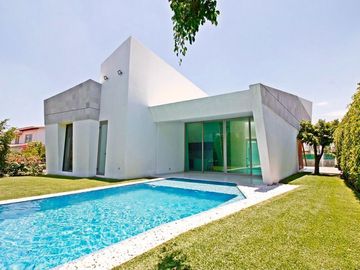 Magnífica Residencia nueva en el Fraccionamiento Lomas de Cocoyoc.