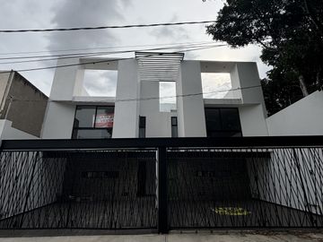 SE VENDE CASA EN LOMAS 3ERA FRENTE A PARQUE