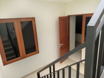 Rumah luas bebas banjir di Kav BNI Jatiasih Bekasi