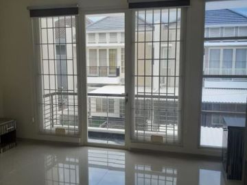 Rumah Giya Asi Pakuwon City , Siap Huni, Minimalis, Semi Furnish