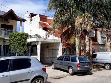 OPORTUNIDAD!! EXC. PH 3 AMBIENTES + PATIO, LOTE DE 100m2 EN VILLA SANTOS TESEI, HURLINGHAM