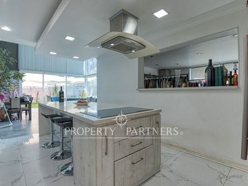 Gran oportunidad - Exclusiva casa con diseño moderno, luminosa y en tranquilo sector de Lo Cañas.