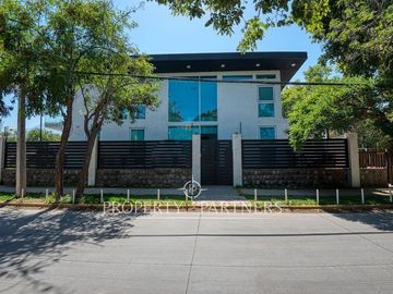 Gran oportunidad - Exclusiva casa con diseño moderno, luminosa y en tranquilo sector de Lo Cañas.