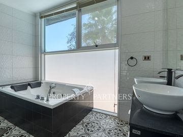 Gran oportunidad - Exclusiva casa con diseño moderno, luminosa y en tranquilo sector de Lo Cañas.