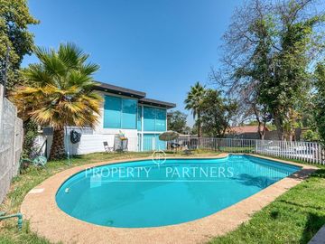 Gran oportunidad - Exclusiva casa con diseño moderno, luminosa y en tranquilo sector de Lo Cañas.