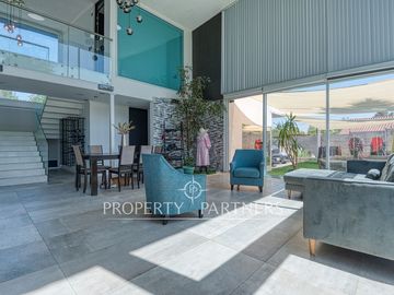 Gran oportunidad - Exclusiva casa con diseño moderno, luminosa y en tranquilo sector de Lo Cañas.