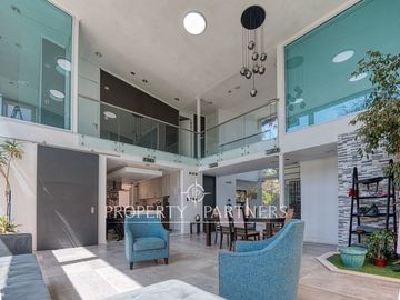 Gran oportunidad - Exclusiva casa con diseño moderno, luminosa y en tranquilo sector de Lo Cañas.