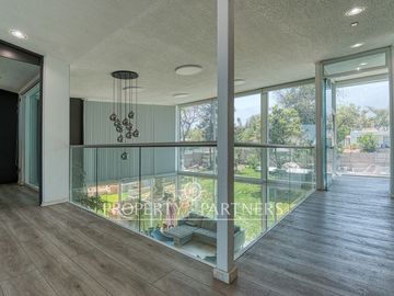 Gran oportunidad - Exclusiva casa con diseño moderno, luminosa y en tranquilo sector de Lo Cañas.