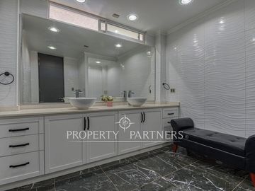 Gran oportunidad - Exclusiva casa con diseño moderno, luminosa y en tranquilo sector de Lo Cañas.