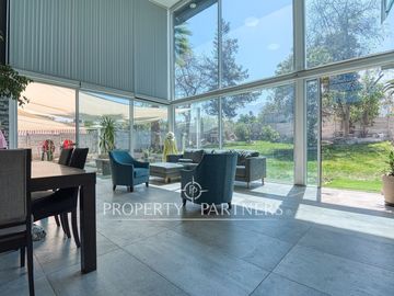 Gran oportunidad - Exclusiva casa con diseño moderno, luminosa y en tranquilo sector de Lo Cañas.