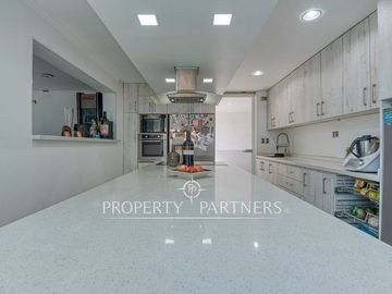 Gran oportunidad - Exclusiva casa con diseño moderno, luminosa y en tranquilo sector de Lo Cañas.