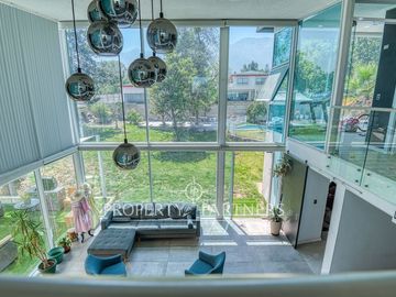 Gran oportunidad - Exclusiva casa con diseño moderno, luminosa y en tranquilo sector de Lo Cañas.