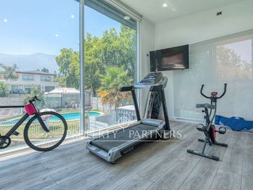 Gran oportunidad - Exclusiva casa con diseño moderno, luminosa y en tranquilo sector de Lo Cañas.