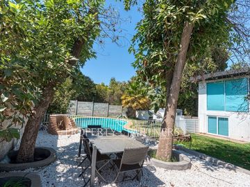 Gran oportunidad - Exclusiva casa con diseño moderno, luminosa y en tranquilo sector de Lo Cañas.