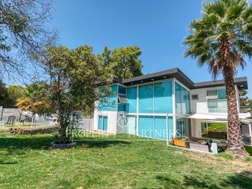 Gran oportunidad - Exclusiva casa con diseño moderno, luminosa y en tranquilo sector de Lo Cañas.