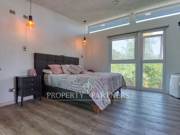 Gran oportunidad - Exclusiva casa con diseño moderno, luminosa y en tranquilo sector de Lo Cañas.