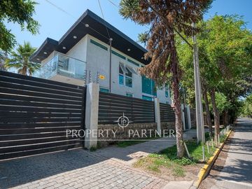 Gran oportunidad - Exclusiva casa con diseño moderno, luminosa y en tranquilo sector de Lo Cañas.