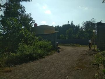 Tanah pekarangan luas dekat kampus PPPPG Kesenian
