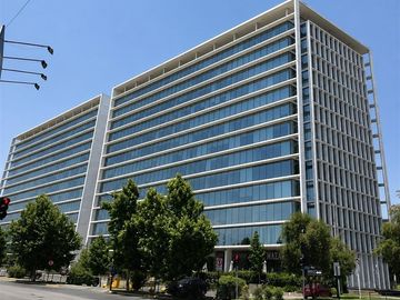 Inversionistas! Oficina arrendada, bajo valor de tasación!