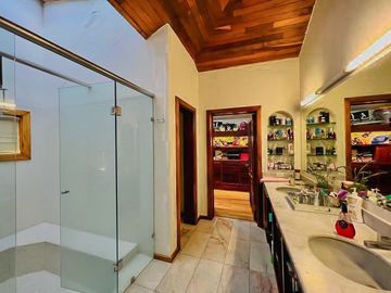 Casa de Lujo con Alberca en Venta Santa Anita Club de Golf Zona Sur