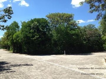 Residencia con piscina y jacuzzi, gimnasio, cuarto de servicio con baño, a pasos