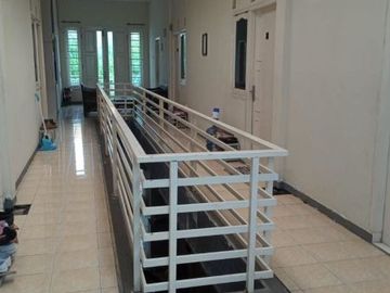 *Dijual rmh kost 2 lantai*. *ketintang timur*
