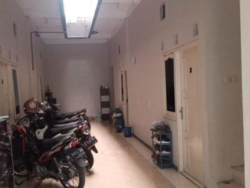 *Dijual rmh kost 2 lantai*. *ketintang timur*