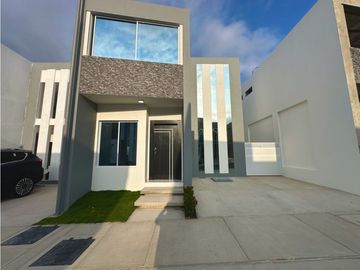 CASAS EN VENTA EN URBANIZACIÓN PRIVADA LA ROMANA SUR DE MANTA